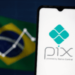 Logotipo do Pix em smartphone com gráfico crescente e bandeira do Brasil ao fundo, privatização do pix.