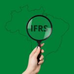 Contador analisando demonstrações financeiras sobre IFRS 18 com mapa do Brasil ao fundo.